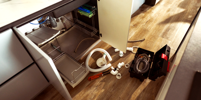 Emergency Plumbing Situations: When to DIY vs. When to Call the Pros Immediately